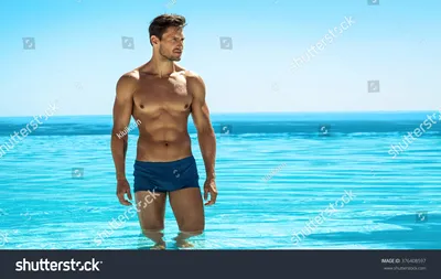 Плавать в бассейне с мужчиной